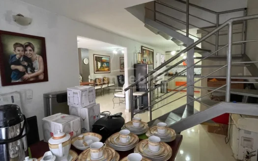 Townhouse de tres niveles ubicado en el Conjunto Residencial Valle de Chara, Charallave